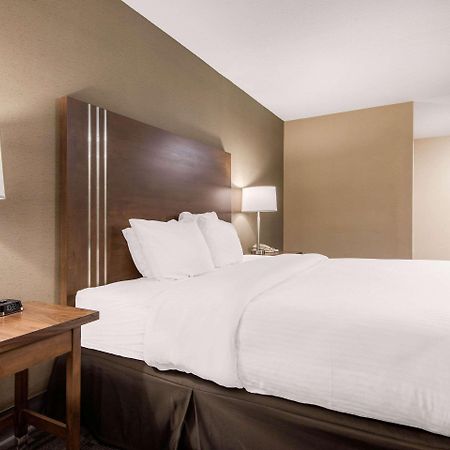 Quality Inn & Conference Centre Orillia Bagian luar foto