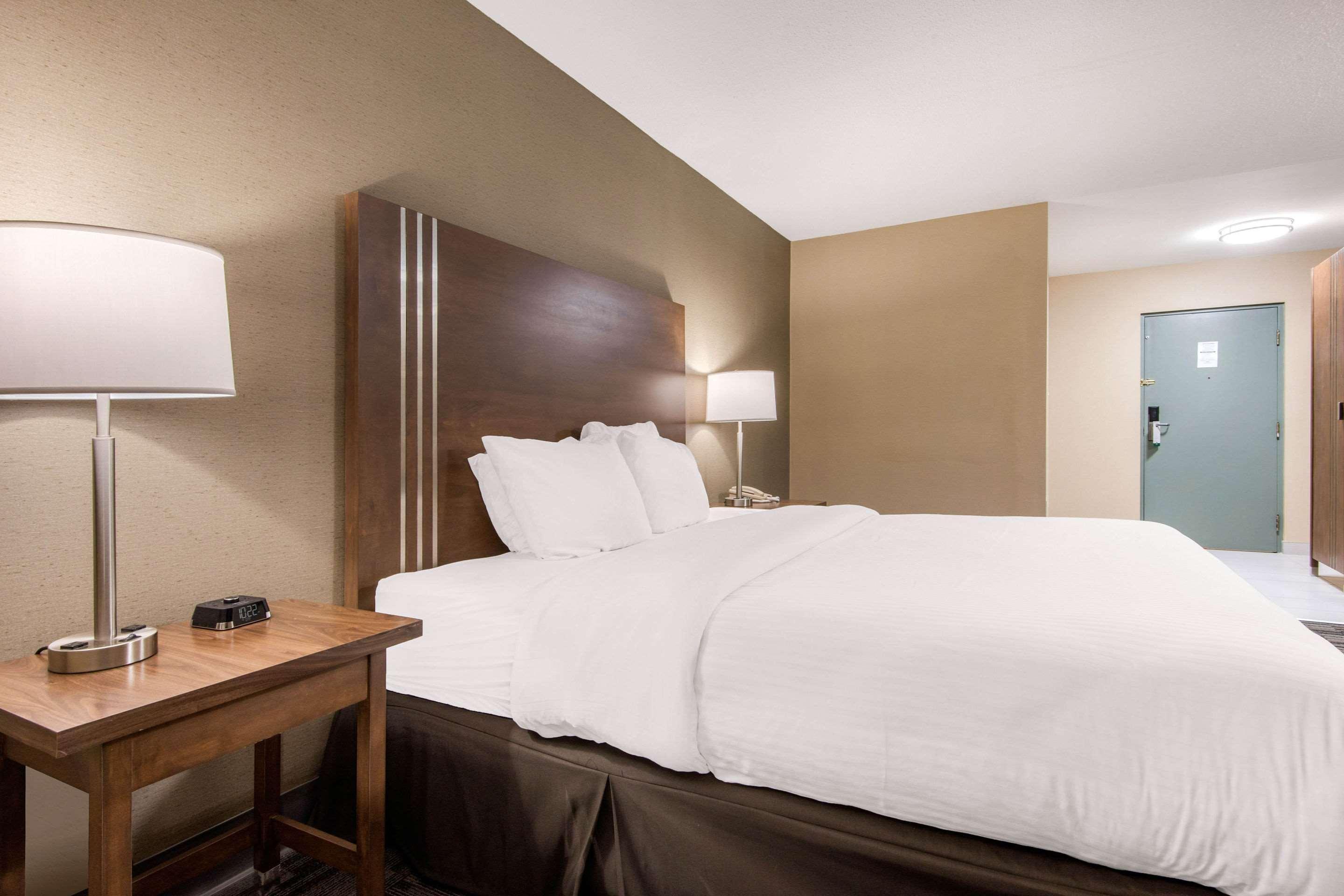 Quality Inn & Conference Centre Orillia Bagian luar foto