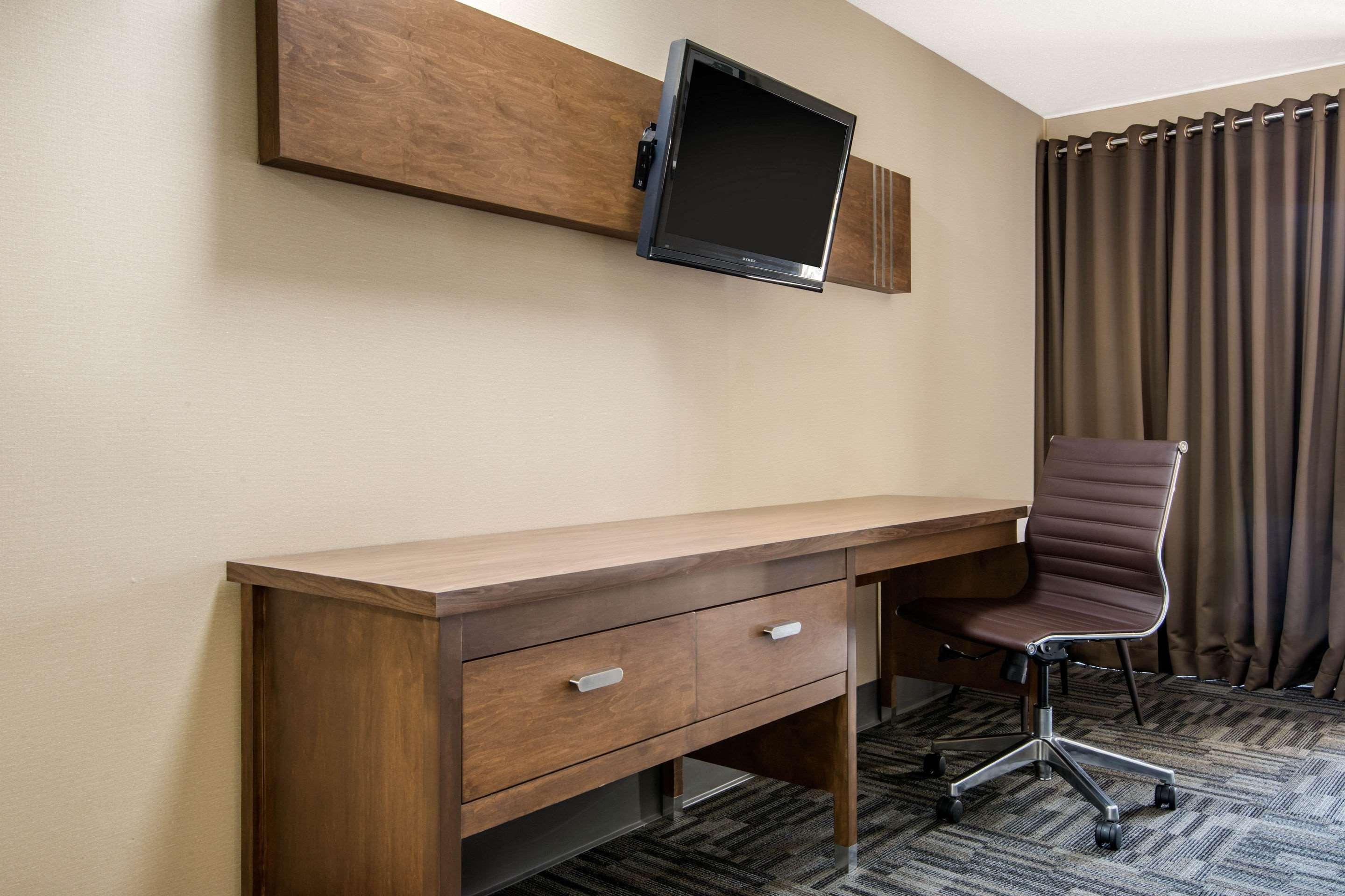 Quality Inn & Conference Centre Orillia Bagian luar foto