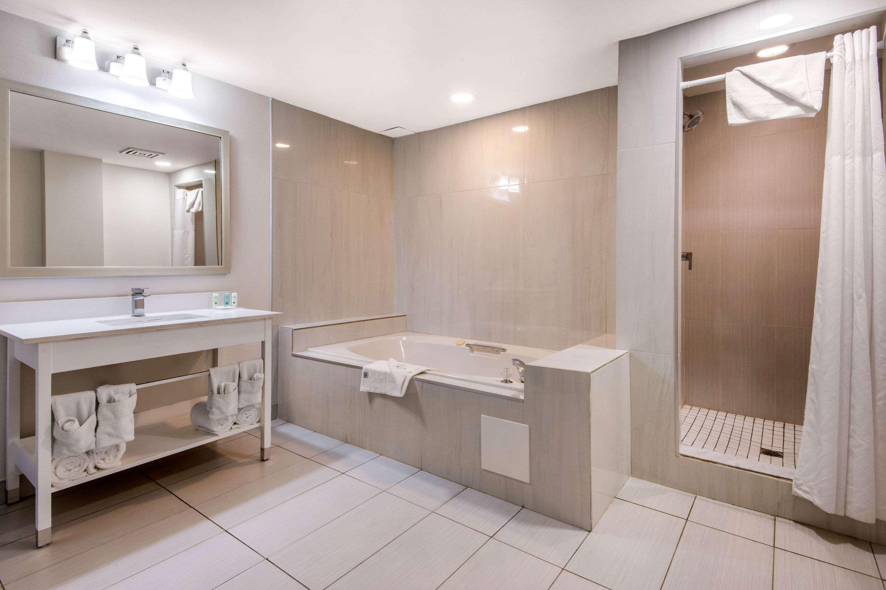 Quality Inn & Conference Centre Orillia Bagian luar foto