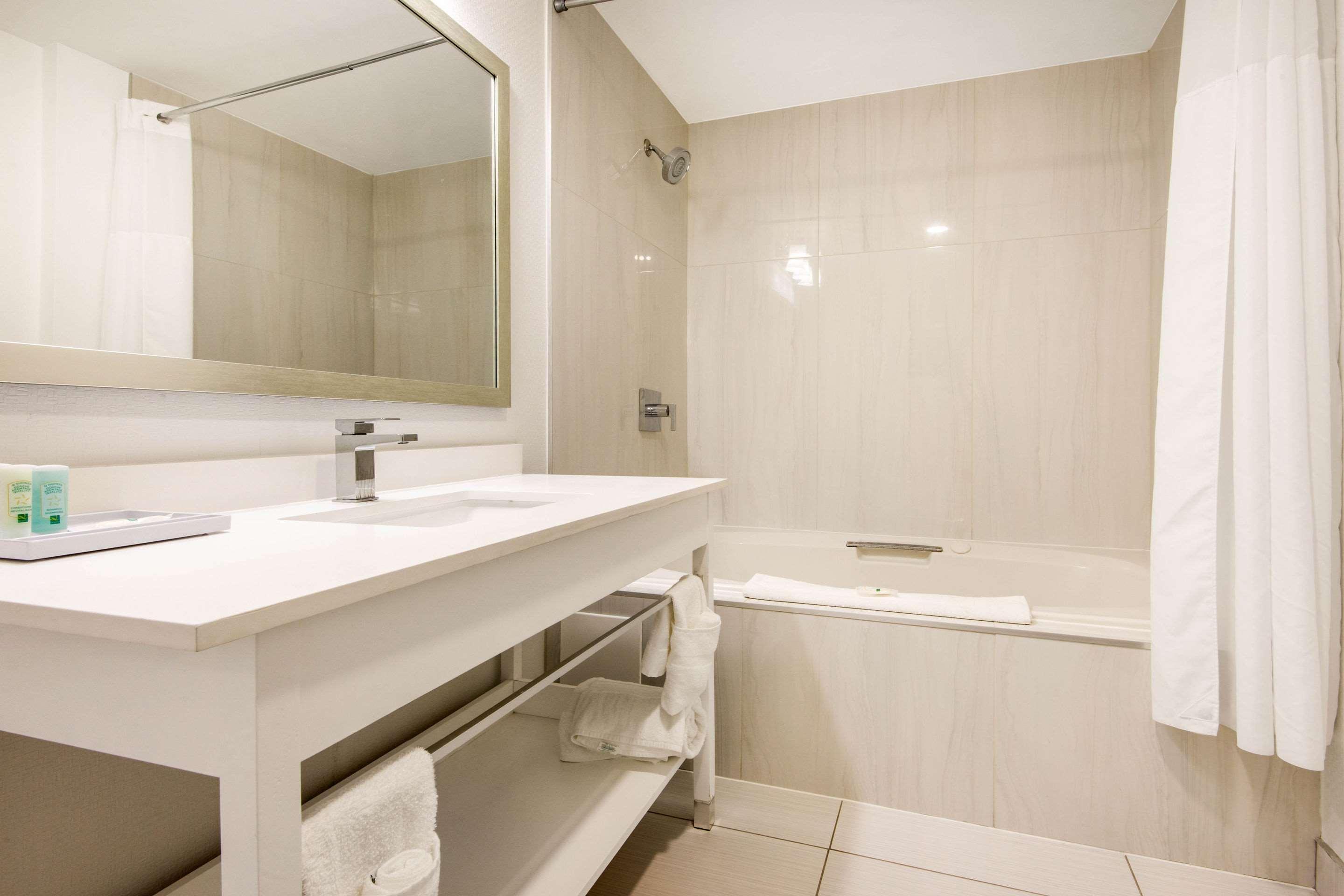 Quality Inn & Conference Centre Orillia Bagian luar foto