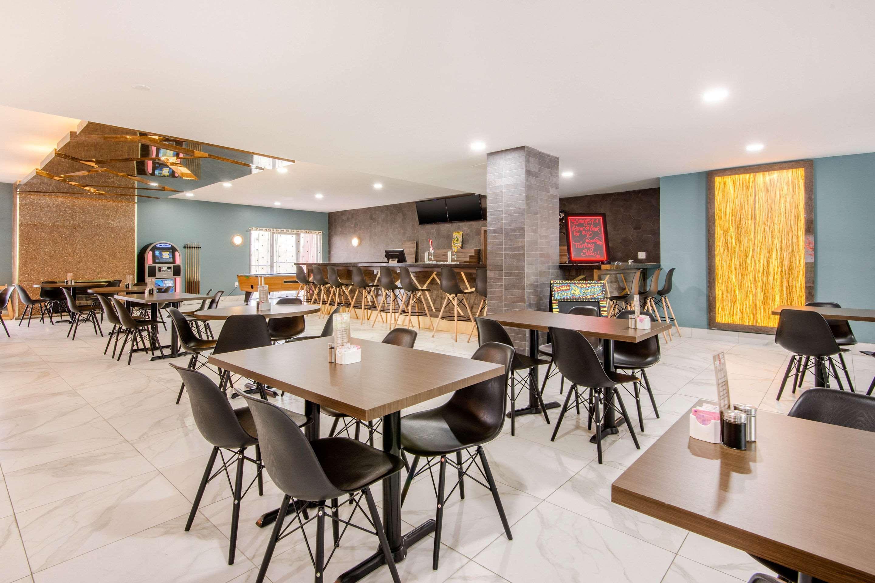 Quality Inn & Conference Centre Orillia Bagian luar foto