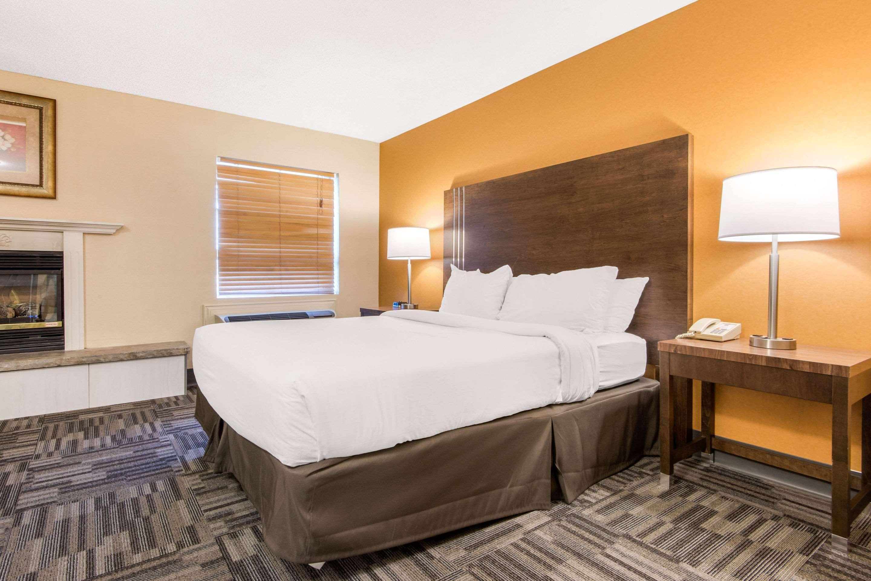 Quality Inn & Conference Centre Orillia Bagian luar foto