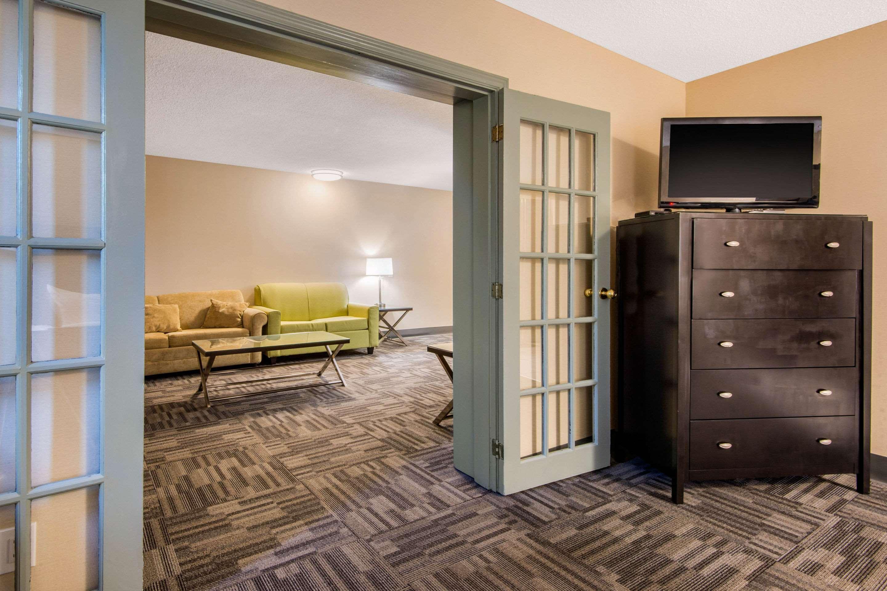 Quality Inn & Conference Centre Orillia Bagian luar foto