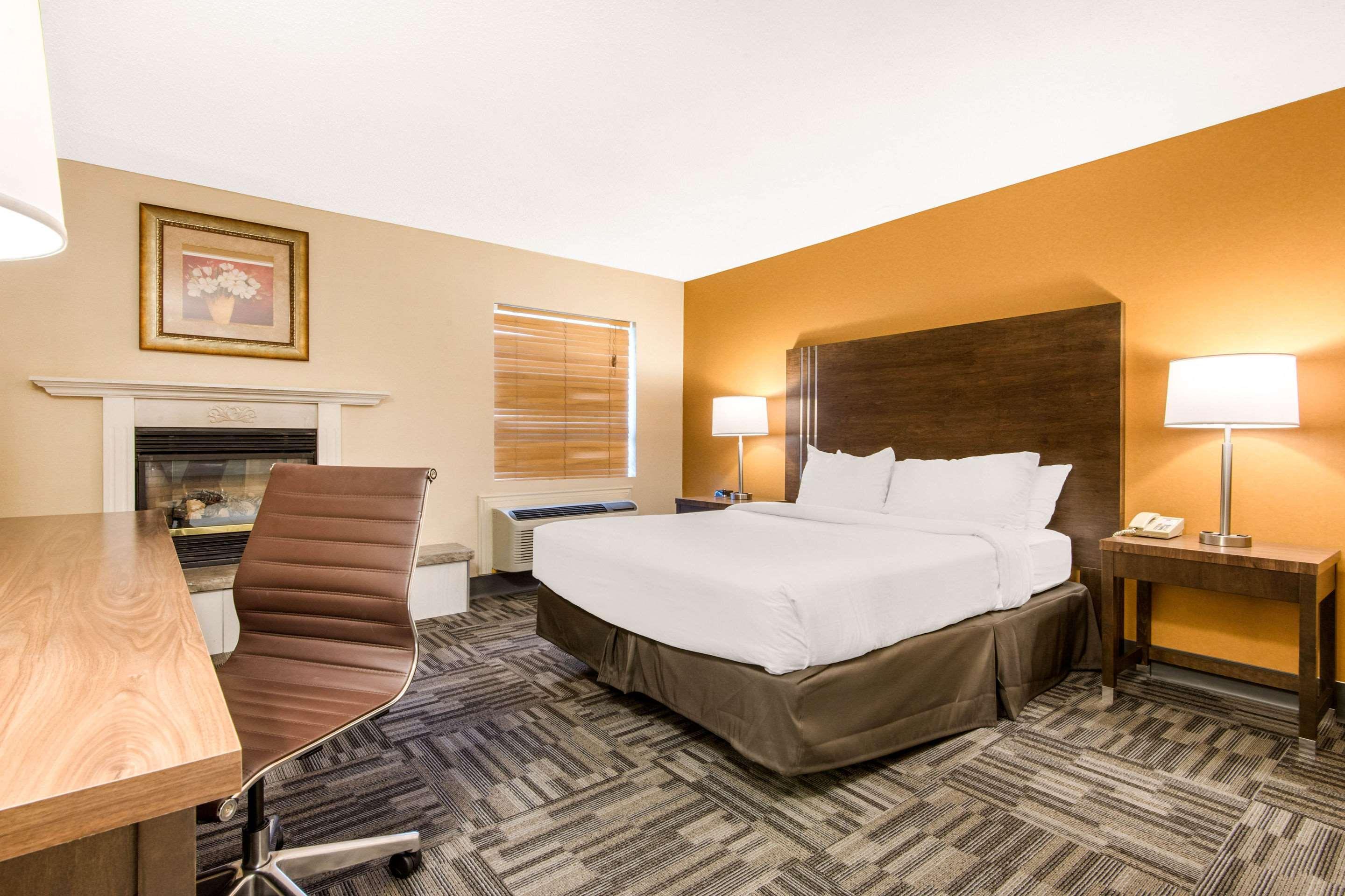 Quality Inn & Conference Centre Orillia Bagian luar foto