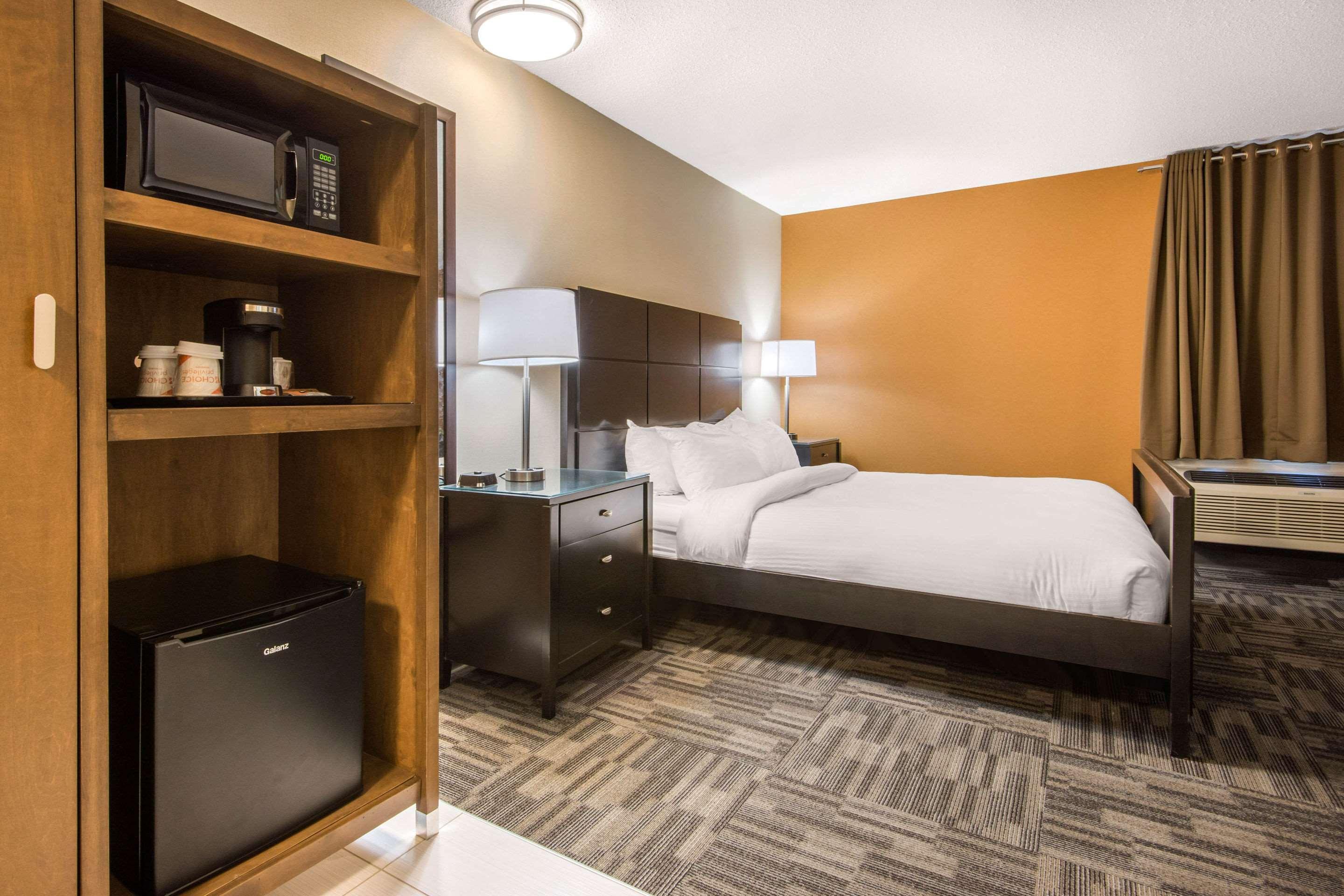Quality Inn & Conference Centre Orillia Bagian luar foto