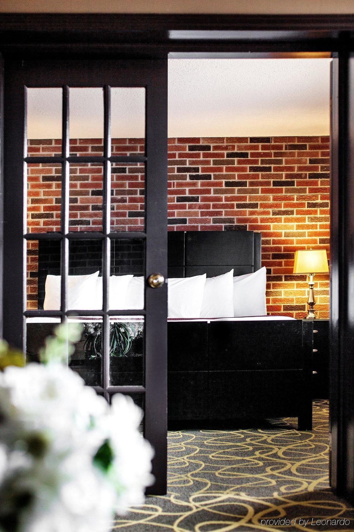 Quality Inn & Conference Centre Orillia Bagian luar foto