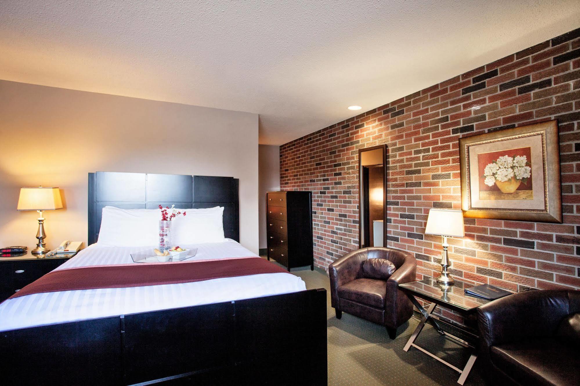 Quality Inn & Conference Centre Orillia Bagian luar foto